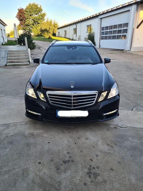 Schwarz Gebraucht 2012 Mercedes E250 Avantgarde Kombi | 9.900 € (Fairer Preis) - Bild 1/4