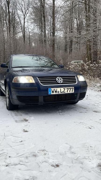Blau Gebraucht 2002 VW Passat Basis Limousine | 3.900 € (Teuer) - Bild 1/4