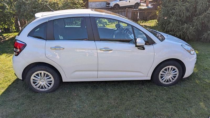Weiß Gebraucht 2016 Citroën C3 PureTech Kleinwagen | 6.900 € (Guter Preis) - Bild 1/4