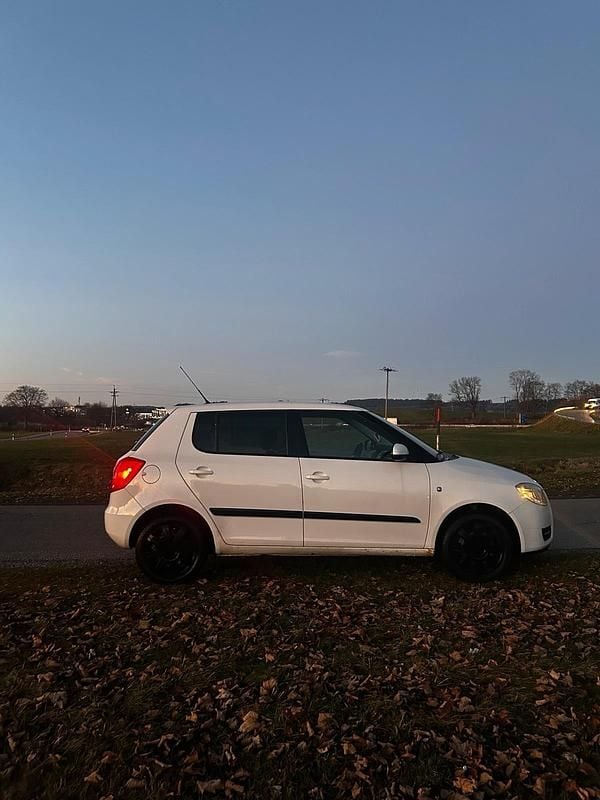 Weiß Gebraucht 2009 Skoda Fabia Kleinwagen | 1.650 € (Superpreis) - Bild 1/4