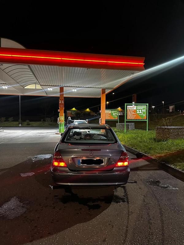 Gebraucht Mercedes E200 163 PS (119 kW) 2003 Blau Limousine