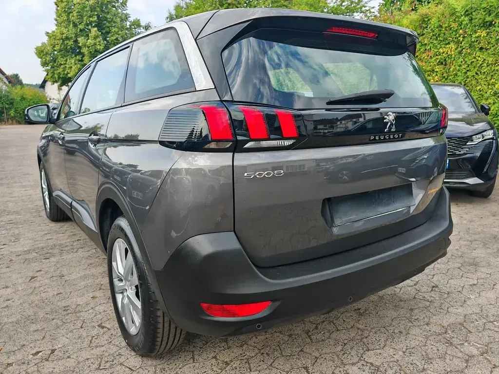 Gebraucht Peugeot 5008 131 PS (96 kW) 2023 Grau SUV