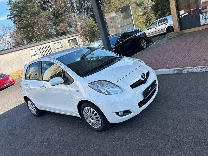 Gebraucht Toyota Yaris Edition 99 PS (72 kW) 2010 Weiß Kleinwagen