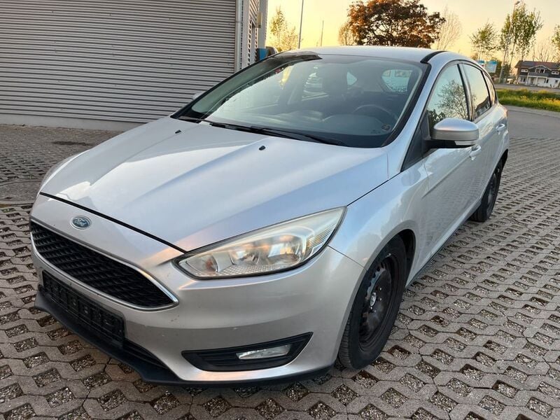 Silber Gebraucht 2015 Ford Focus Trend Limousine | 5.999 € - Bild 1/4