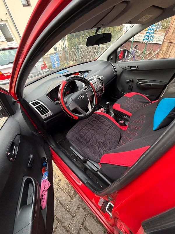 Gebraucht Hyundai i20 77 PS (56 kW) 2009 Rot Kleinwagen