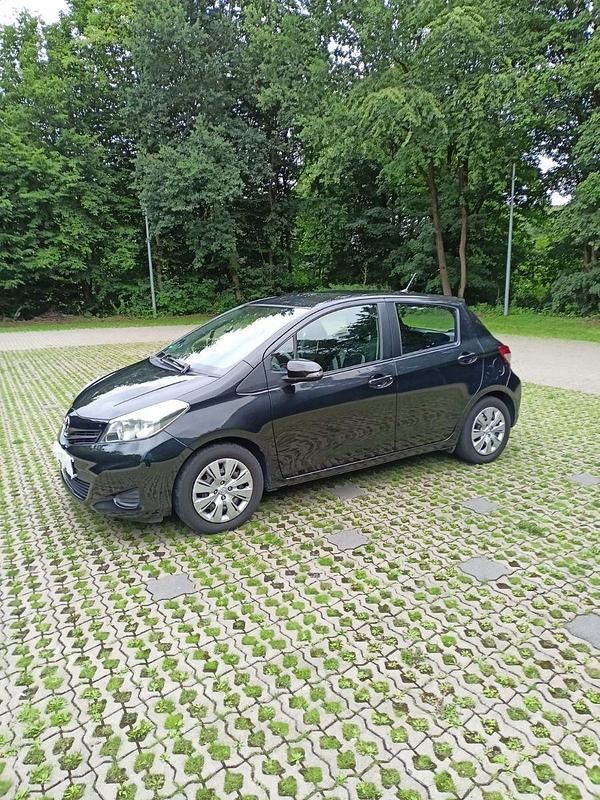 Schwarz Gebraucht 2012 Toyota Yaris Life Kleinwagen | 6.500 € (Fairer Preis) - Bild 1/4