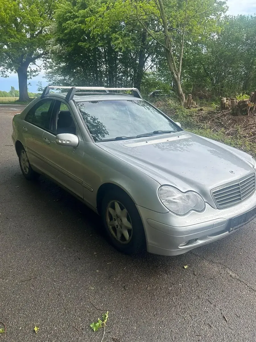 Używany Mercedes C220 143 KM (105 kW) 2002 Srebrny Sedan/Limuzyna