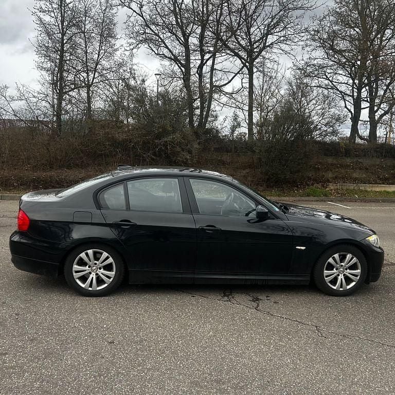 Gebraucht BMW 320 184 PS (135 kW) 2010 Schwarz Limousine