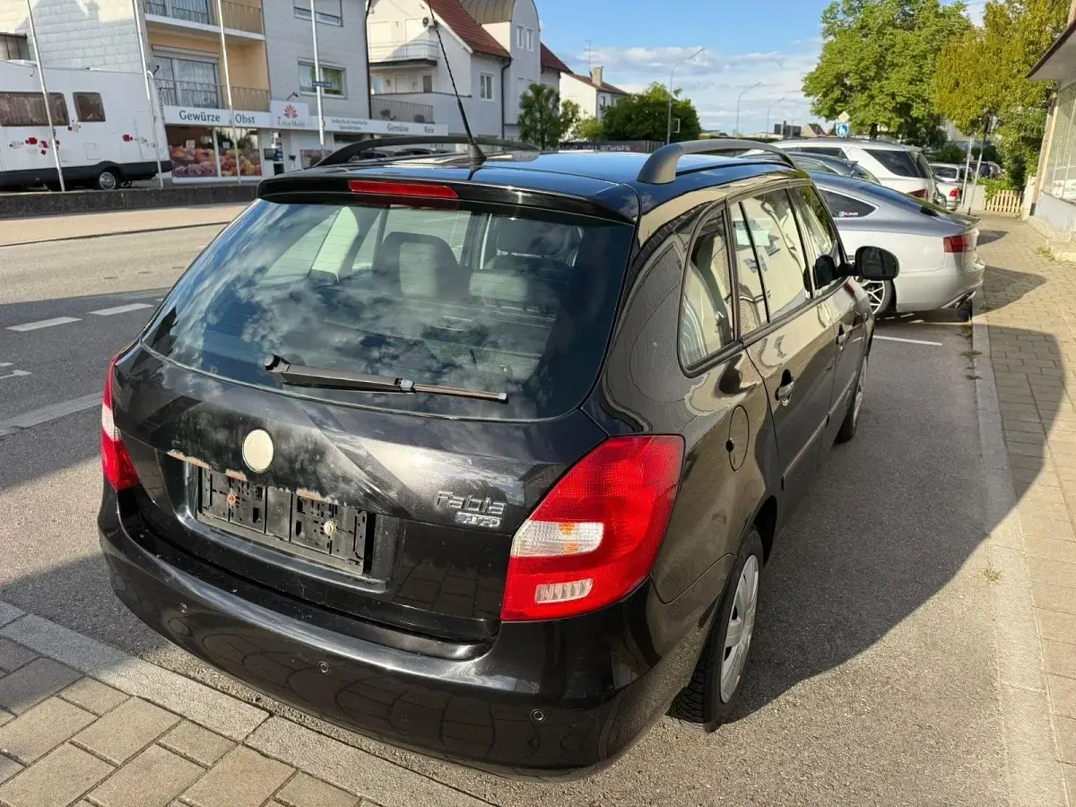 Używany Skoda Fabia 60 KM (44 kW) 2009 Czarny Kombi
