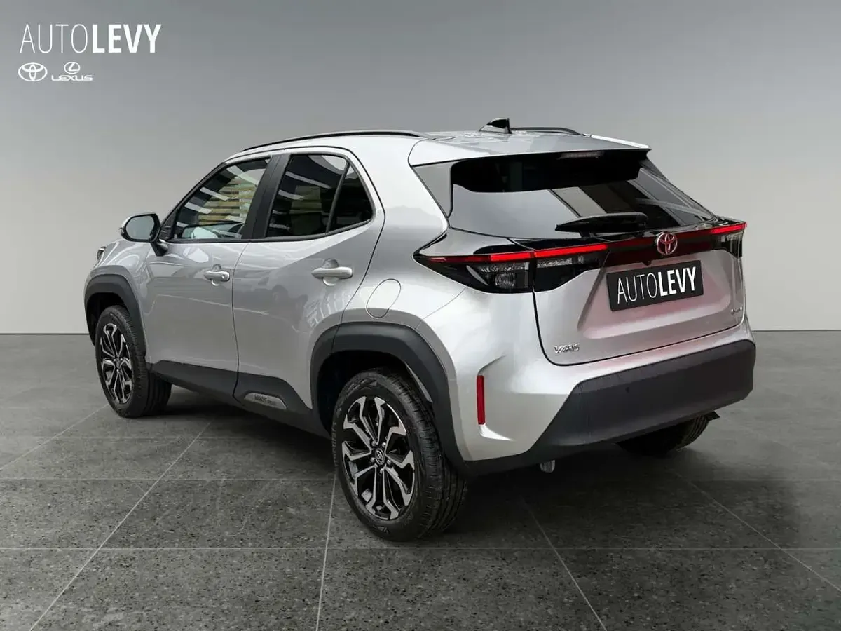 Neu Toyota Yaris Cross 131 PS (96 kW) 2026 Silber SUV
