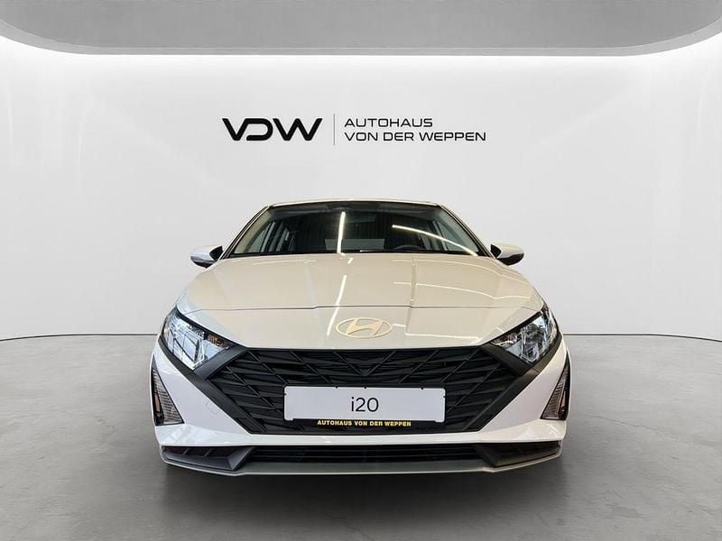 Gebraucht Hyundai i20 Select 90 PS (66 kW) 2024 Atlas white (weiß) Kleinwagen