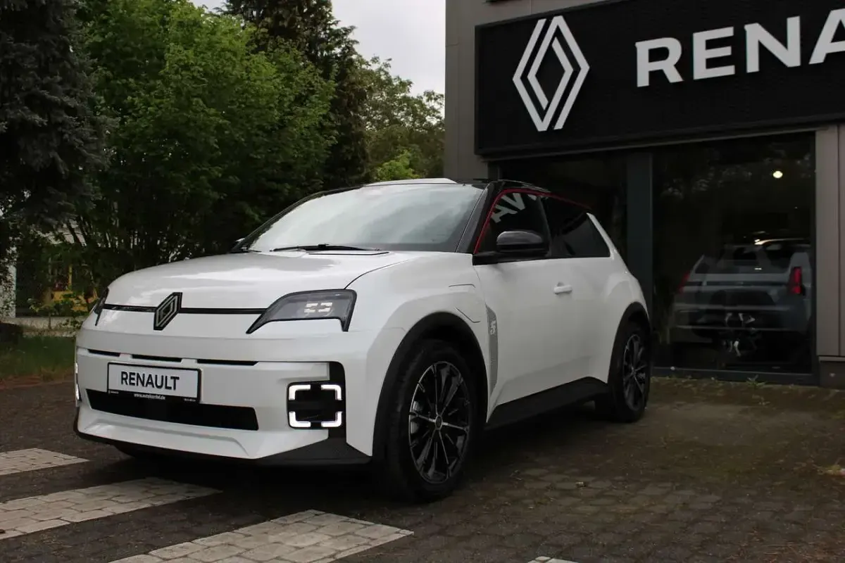 Neu Renault 5 E-Tech Komfort 110 kW (150 PS) 2026 Perlmuttweiß metallic, black Limousine