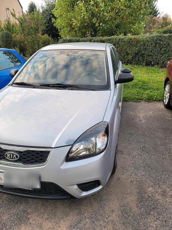Silber Gebraucht 2010 Kia Rio Kleinwagen | 2.800 € (Fairer Preis) - Bild 1/4