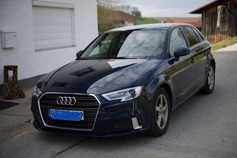 Blau Gebraucht 2019 Audi A3 Sportback Sport Kleinwagen | 13.500 € (Etwas zu teuer) - Bild 1/4