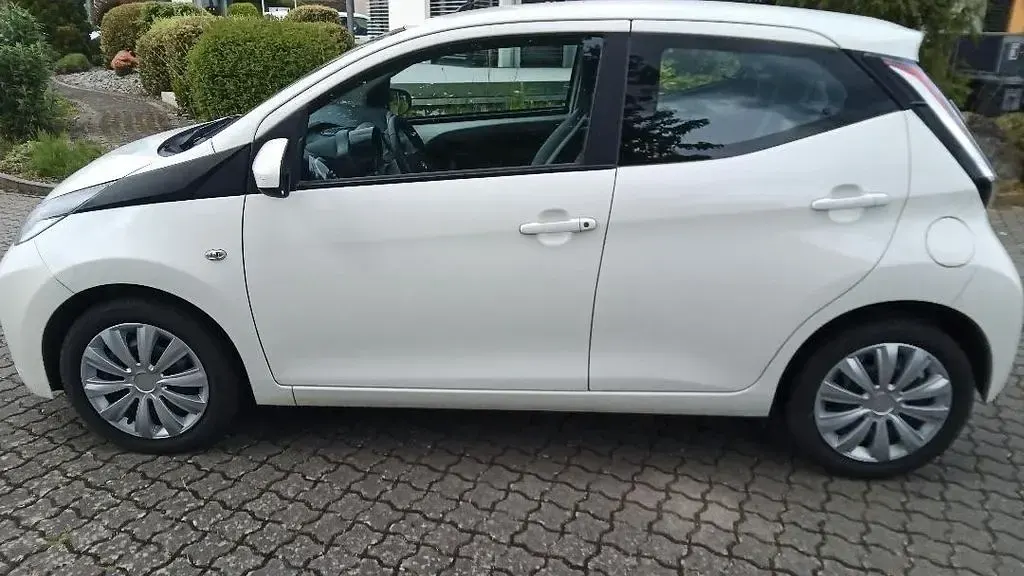 Second-hand Toyota Aygo X-play 69 CP (50 kW) 2015 Alb Hatchback