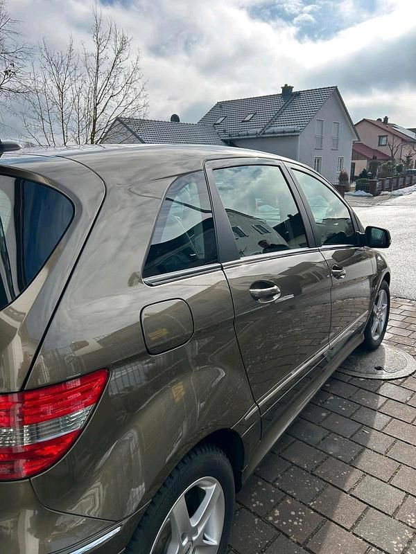 Gebraucht Mercedes B200 136 PS (100 kW) 2009 Beige Van / Kleinbus