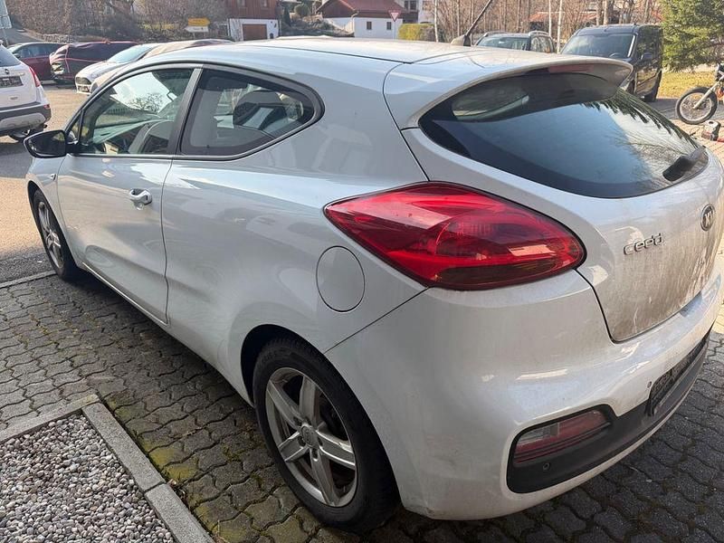 Gebraucht Kia ProCeed Edition 7 135 PS (99 kW) 2013 Weiß Kleinwagen