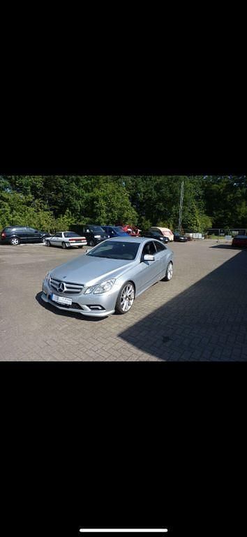 Silber Gebraucht 2010 Mercedes E500 Elegance Coupé | 18.250 € (Guter Preis) - Bild 1/4