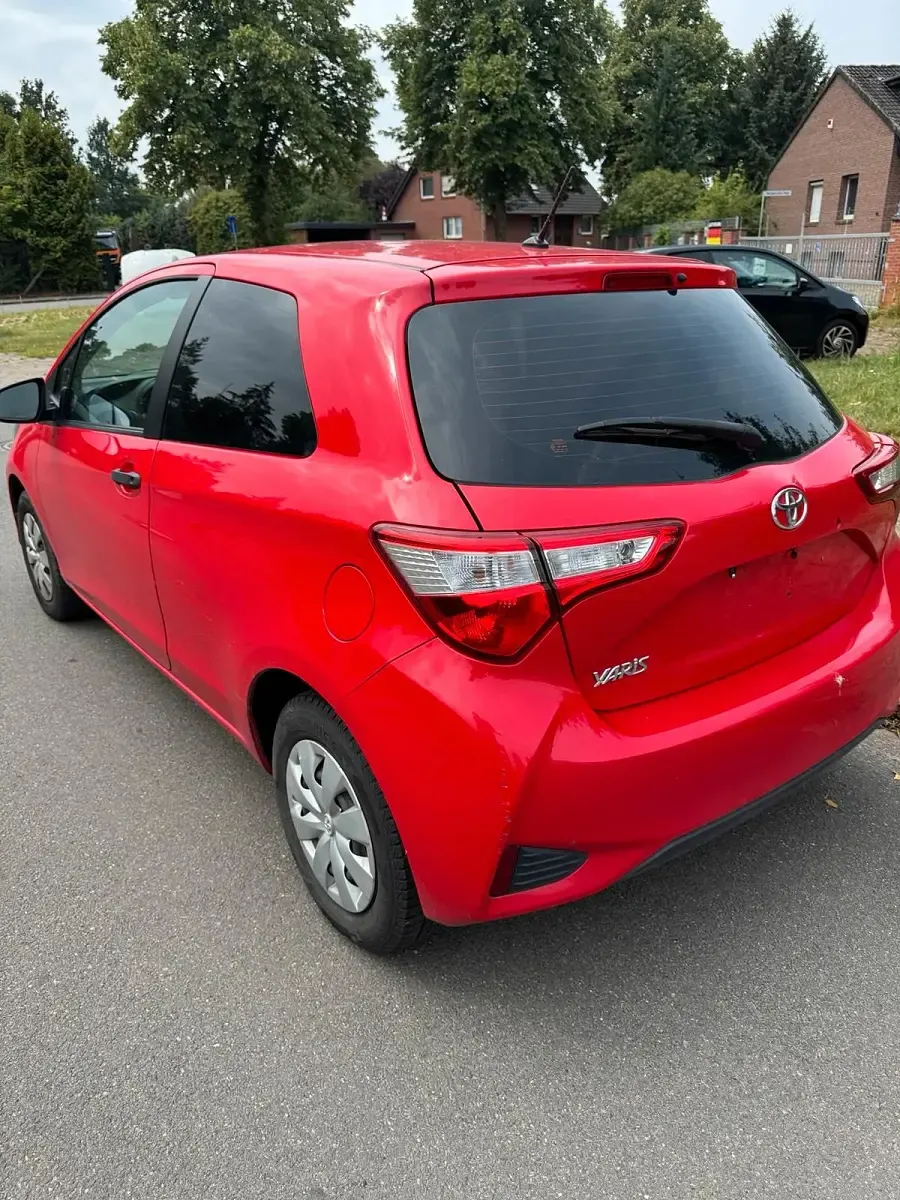 Gebraucht Toyota Yaris 72 PS (52 kW) 2018 Rot Kleinwagen