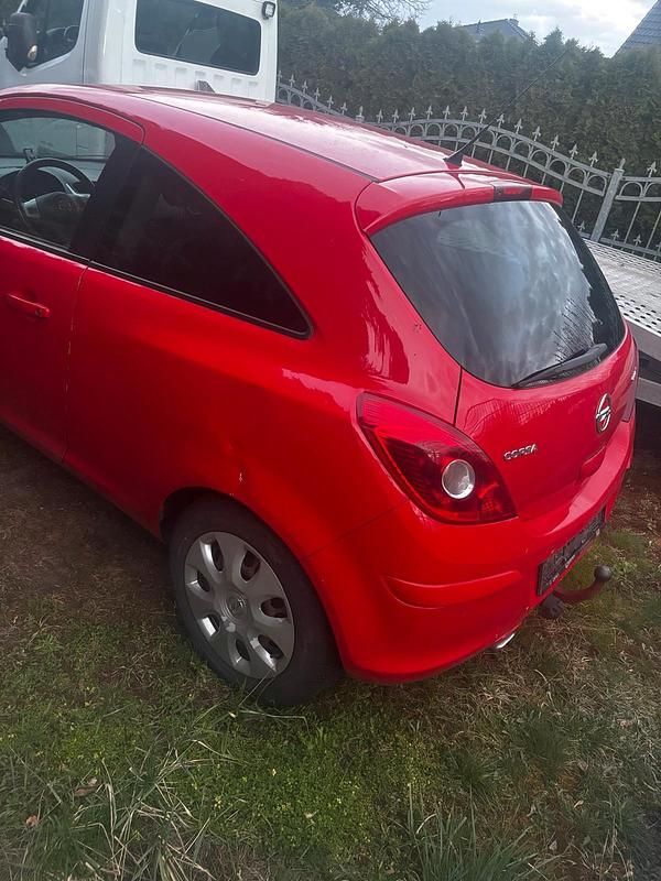 Usata Opel Corsa 75 CV (55 kW) 2011 Rosso Utilitaria