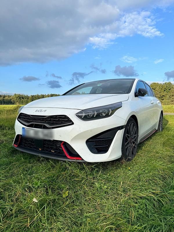 Weiß Gebraucht 2024 Kia ProCeed Kombi | 31.000 € (Fairer Preis) - Bild 1/4