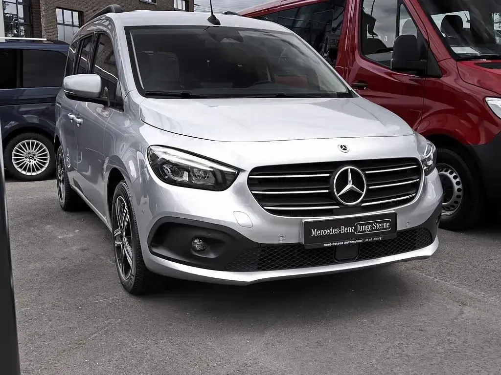 Gebraucht Mercedes T180 Progressive 116 PS (85 kW) 2024 Silber Van / Kleinbus