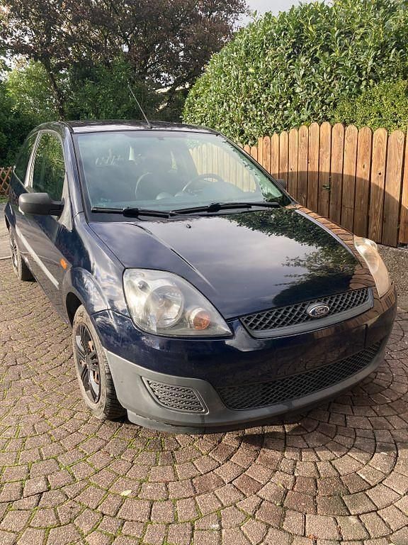 Blau Gebraucht 2006 Ford Fiesta Ambiente Kleinwagen | 1.290 € (Fairer Preis) - Bild 1/4
