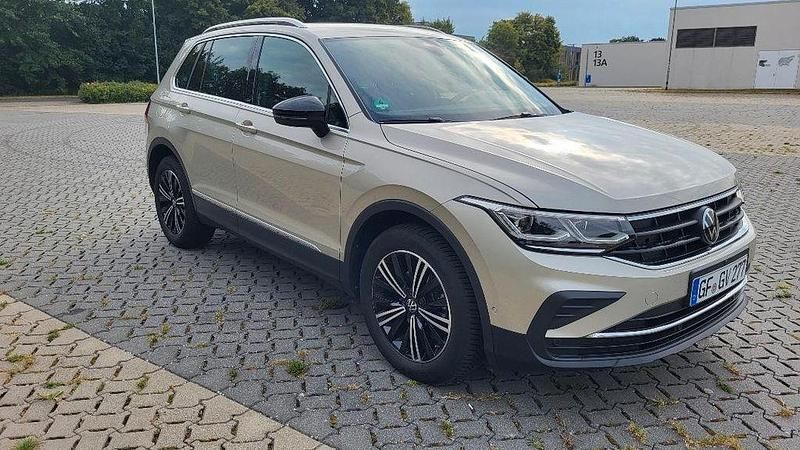 Beige Gebraucht 2023 VW Tiguan Move SUV | 25.800 € (Guter Preis) - Bild 1/4