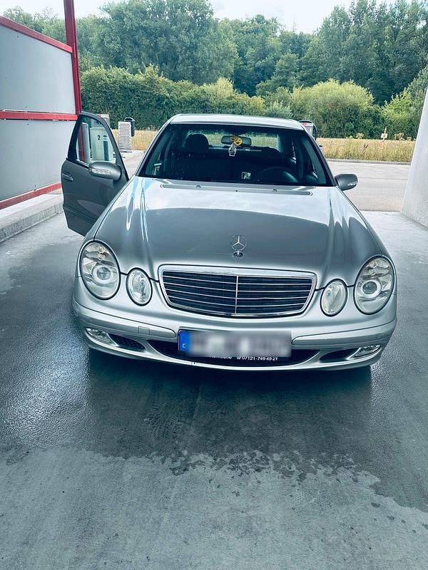 Silber Gebraucht 2003 Mercedes E220 Limousine | 3.000 € - Bild 1/4