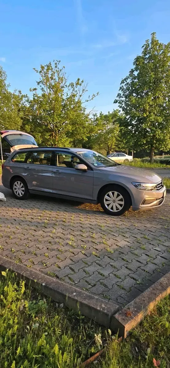 Gebraucht VW Passat 122 PS (89 kW) 2023 Grau Kombi