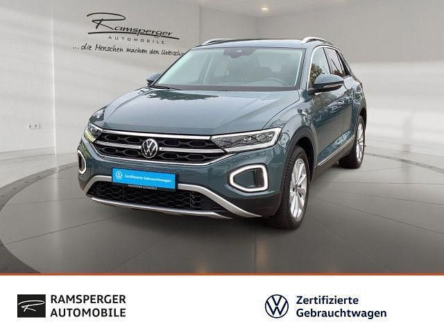 Blau (petroleum blue metallic) Gebraucht 2024 VW T-Roc Style SUV | 31.890 € (Fairer Preis) - Bild 1/4