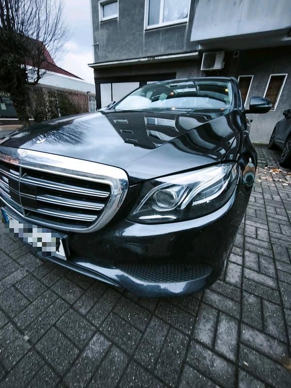Gebraucht Mercedes E220 194 PS (142 kW) 2016 Schwarz Limousine