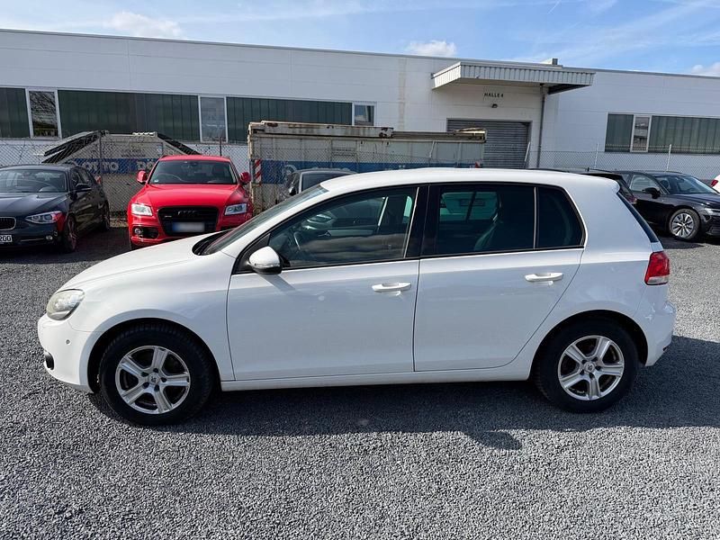 Gebraucht VW Golf VI 105 PS (77 kW) 2011 Weiß Kleinwagen