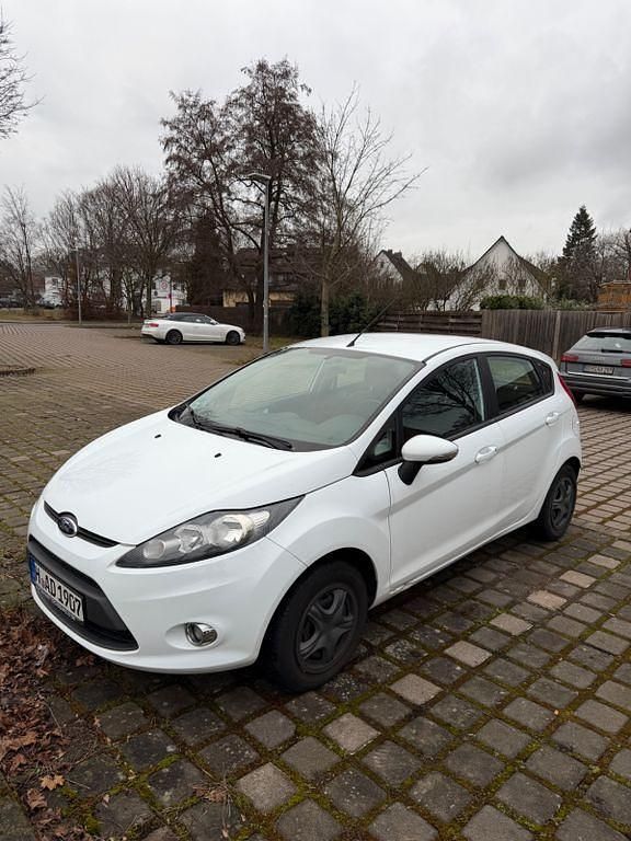 Gebraucht Ford Fiesta 60 PS (44 kW) 2012 Weiß Kleinwagen