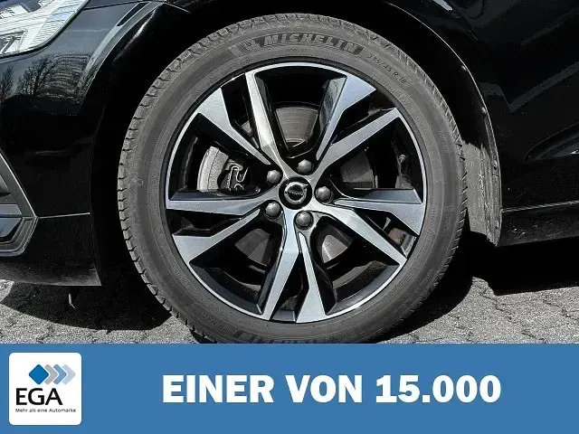 Gebraucht Volvo V60 163 PS (119 kW) 2023 Schwarz Kombi