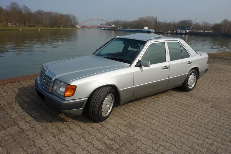 Silber Gebraucht 1990 Mercedes 260 Limousine | 14.000 € - Bild 1/4