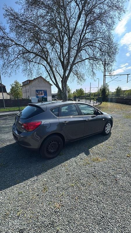 Gebraucht Opel Astra 101 PS (74 kW) 2013 Grau Limousine