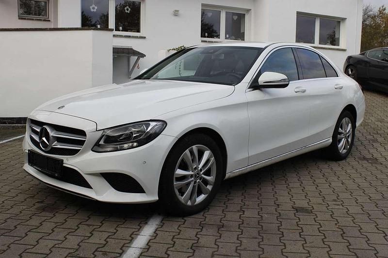 Weiß Gebraucht 2018 Mercedes C180 Limousine | 21.950 € (Guter Preis) - Bild 1/3