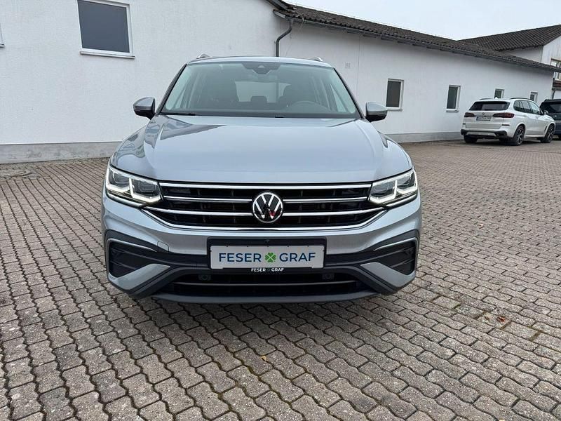 Gebraucht VW Tiguan Allspace Life 150 PS (110 kW) 2023 Pyritsilber metallic SUV