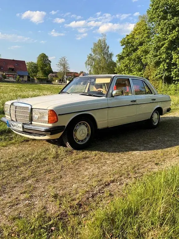 Gebraucht Mercedes E230 136 PS (100 kW) 1984 Weiß Limousine