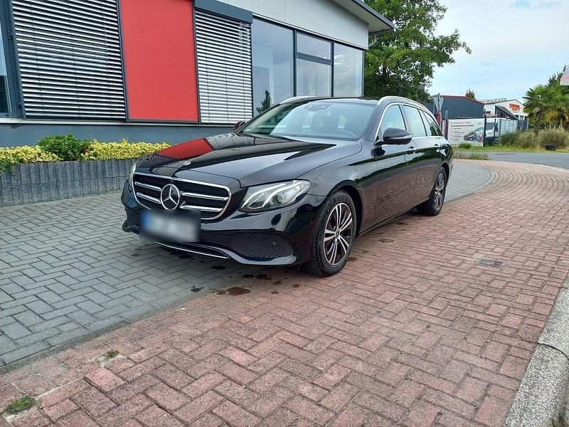 Schwarz Gebraucht 2020 Mercedes E220 Avantgarde Kombi | 21.990 € (Superpreis) - Bild 1/4