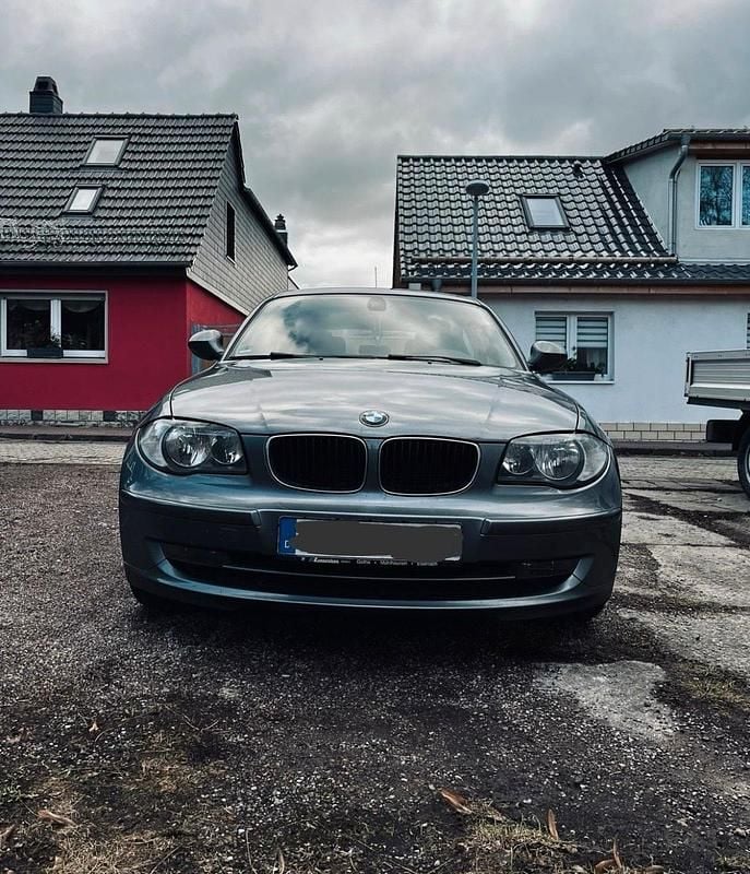 Grau Gebraucht 2010 BMW 116 Kleinwagen | 2.600 € (Superpreis) - Bild 1/4