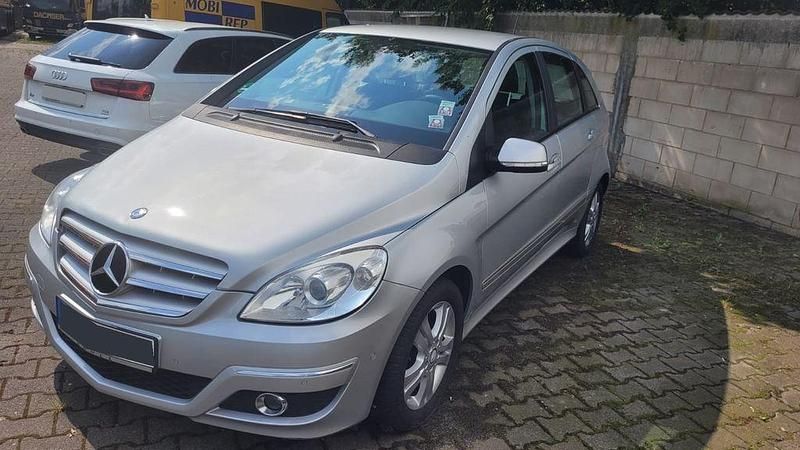 Silber Gebraucht 2010 Mercedes B180 Van / Kleinbus | 5.999 € (Fairer Preis) - Bild 1/4