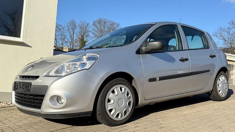 Silber Gebraucht 2010 Renault Clio III Expression Kleinwagen | 1.900 € (Etwas zu teuer) - Bild 1/4
