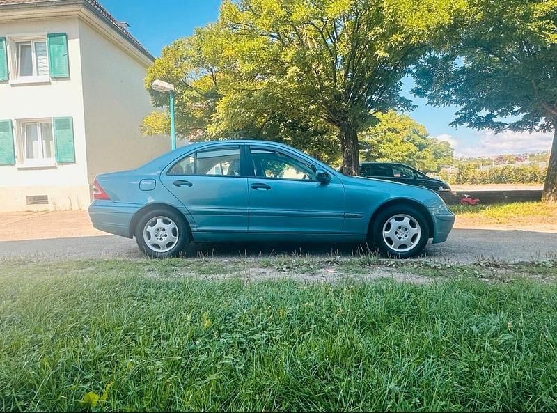 Gebraucht Mercedes C180 143 PS (105 kW) 2002 Blau Limousine