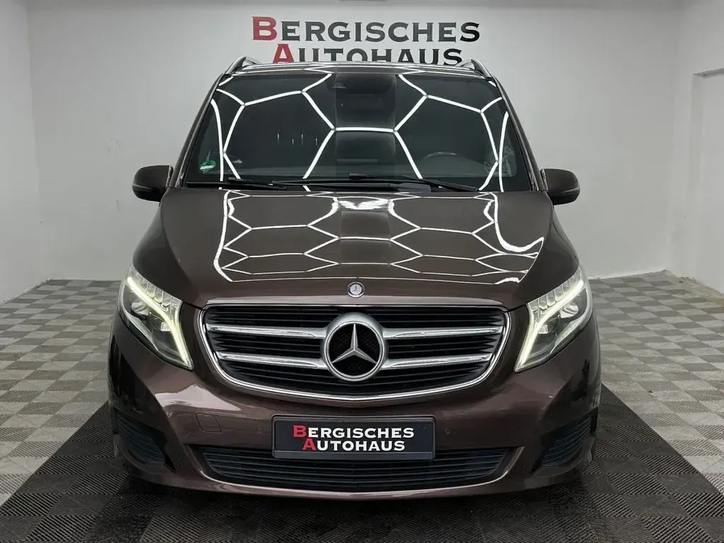 Gebraucht Mercedes V220 Edition 163 PS (119 kW) 2017 Braun Van / Kleinbus
