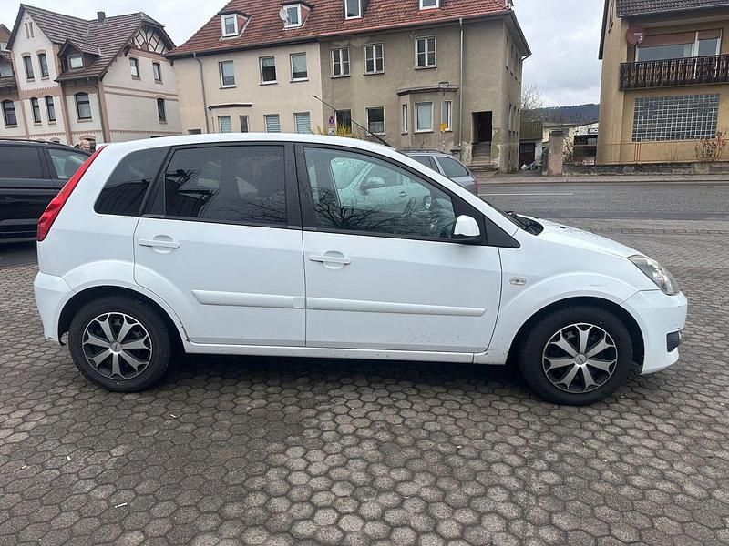 Gebraucht Ford Fiesta 70 PS (51 kW) 2008 Weiß Kleinwagen