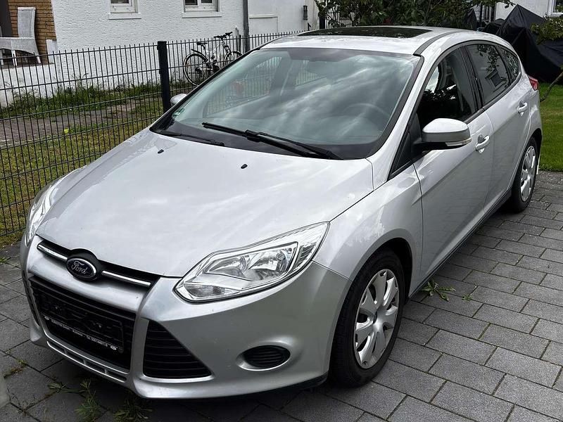 Silber Gebraucht 2013 Ford Focus Trend Limousine | 5.000 € (Fairer Preis) - Bild 1/4