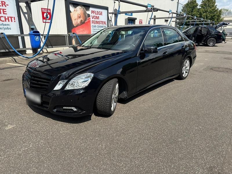 Schwarz Gebraucht 2009 Mercedes E250 Limousine | 10.500 € (Fairer Preis) - Bild 1/4