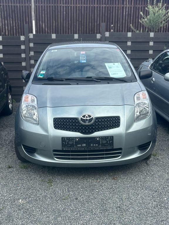 Silber Gebraucht 2007 Toyota Yaris Cool Limousine | 3.200 € (Fairer Preis) - Bild 1/4
